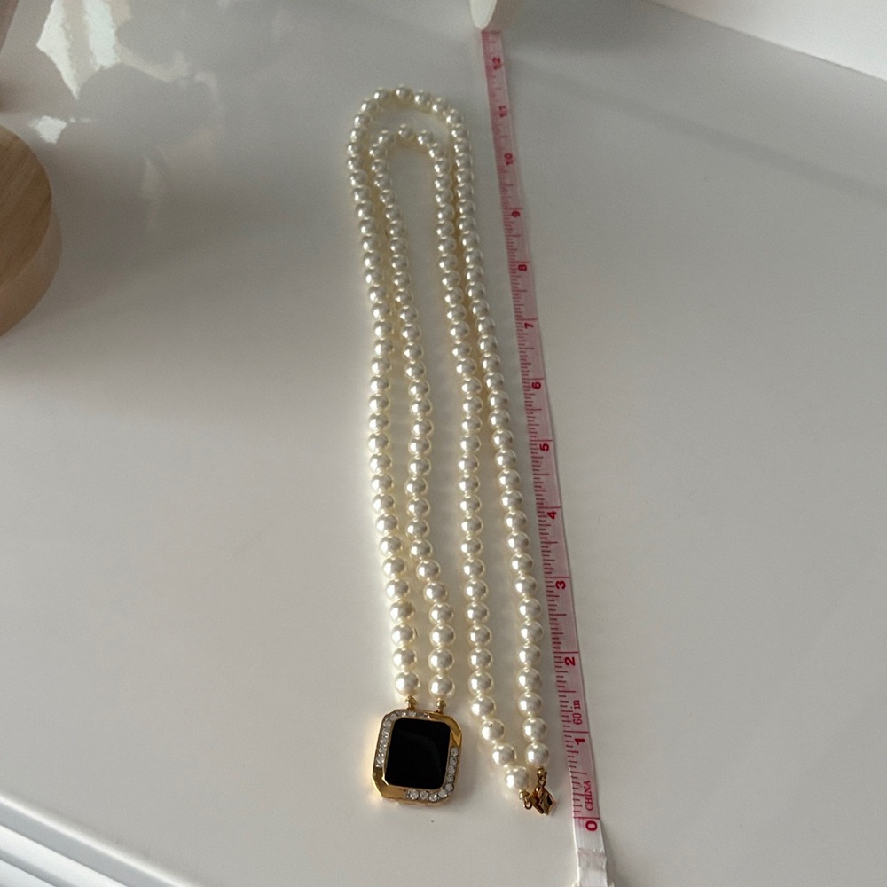 Elegant Pearl Necklace with Black and Gold Accent - Picture 8 of 8